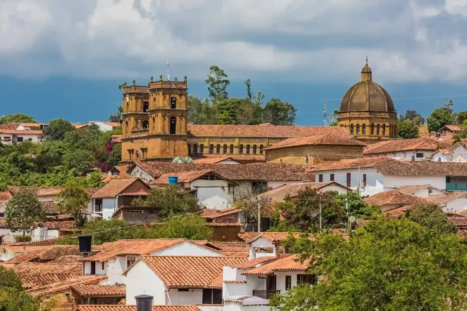 Panorámica de iglesia en Barichara pueblo colonial Semana Santa, vista típica del destino en Santander.