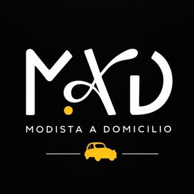 Logotipo de “Modista a Domicilio” con letras blancas estilizadas y una máquina de coser amarilla sobre fondo negro.