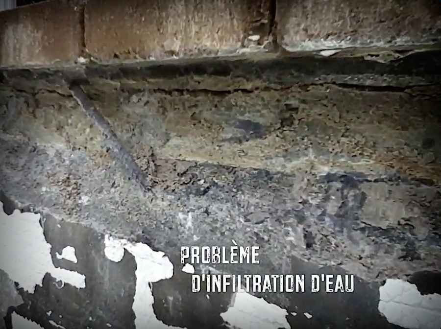 Gros plan d'un mur endommagé avec du mortier exposé et une surface qui s'effrite, légendé « Problème d'infiltration d'eau ».
