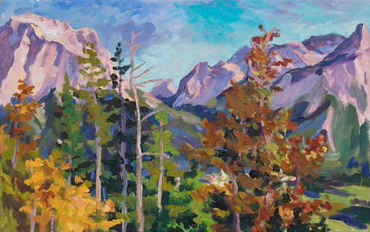 Impressionistisches Gemälde von Herbstbäumen im Vordergrund vor dem Hintergrund violett getönter, schneebedeckter Berge.