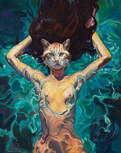Eine Person mit einem roten Katzenkopf schwebt im türkisfarbenen Wasser, ihr dunkles Haar breitet sich aus.