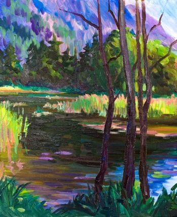 Impressionistisches Gemälde von Bäumen an einem sumpfigen Teich mit fernen violetten Bergen unter hellem Himmel.