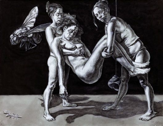 Kohlezeichnung von zwei Figuren, die eine in der Mitte liegende Figur hochheben, während links ein großes.