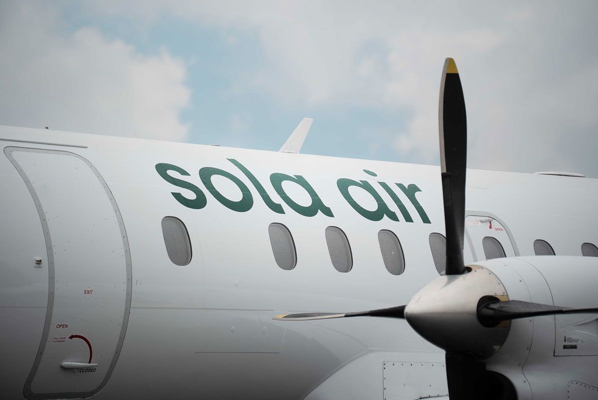 Saab 340b vy från sidan, texten Sola Air syns på flygplanets sida