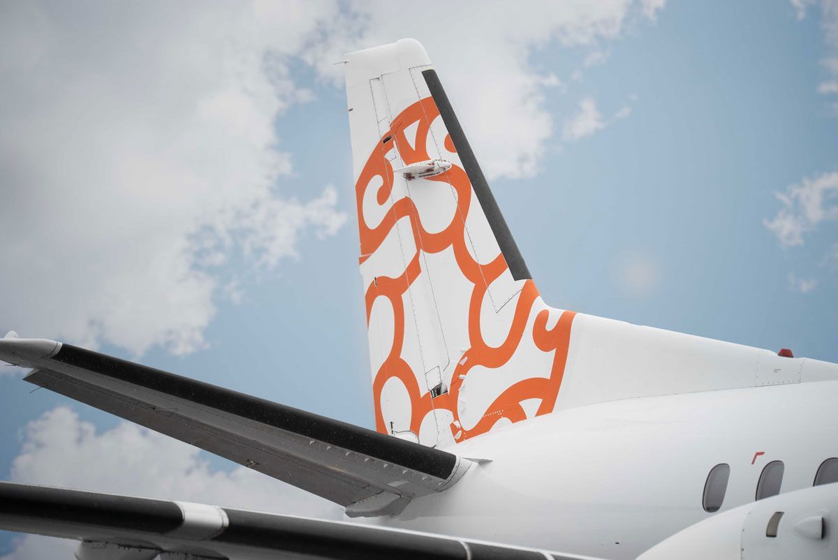 Bakre rodret/stjärtfenan på Saab 340b med Sola Airs logotyp