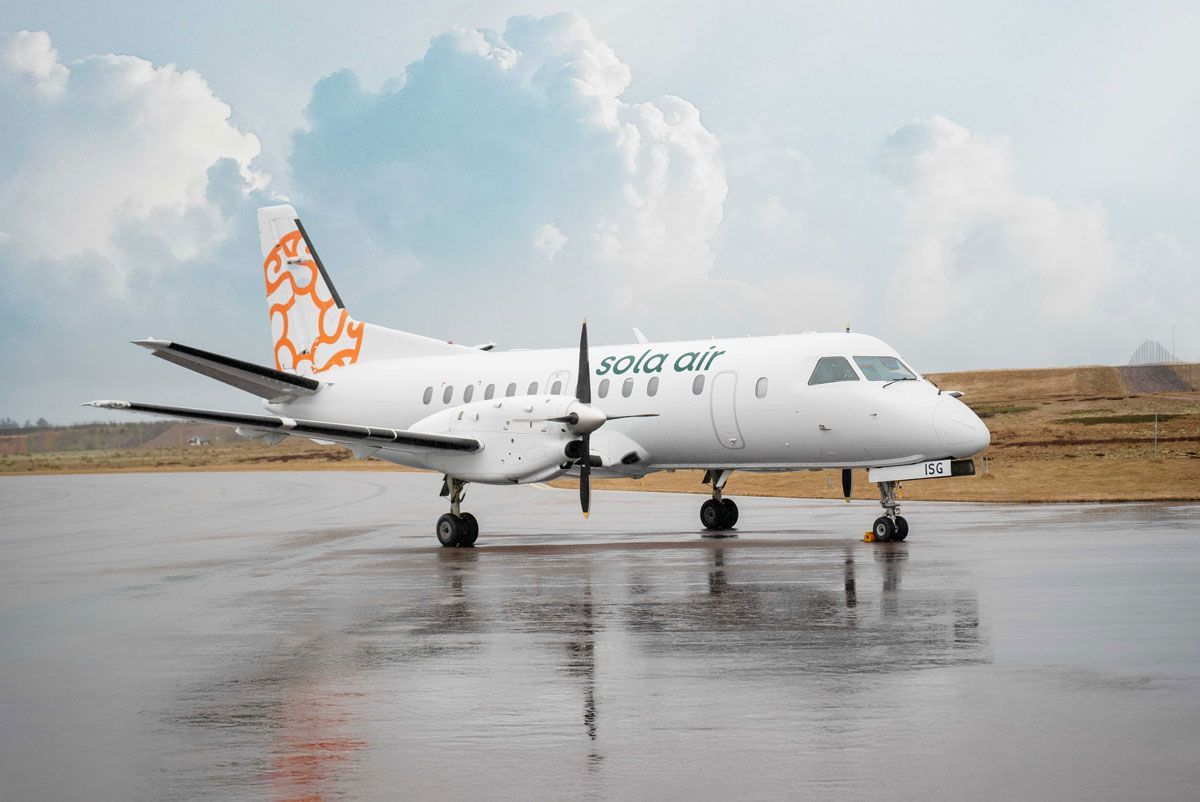 Saab 340b vy snytt från sidan, texten Sola Air syns på flygplanet