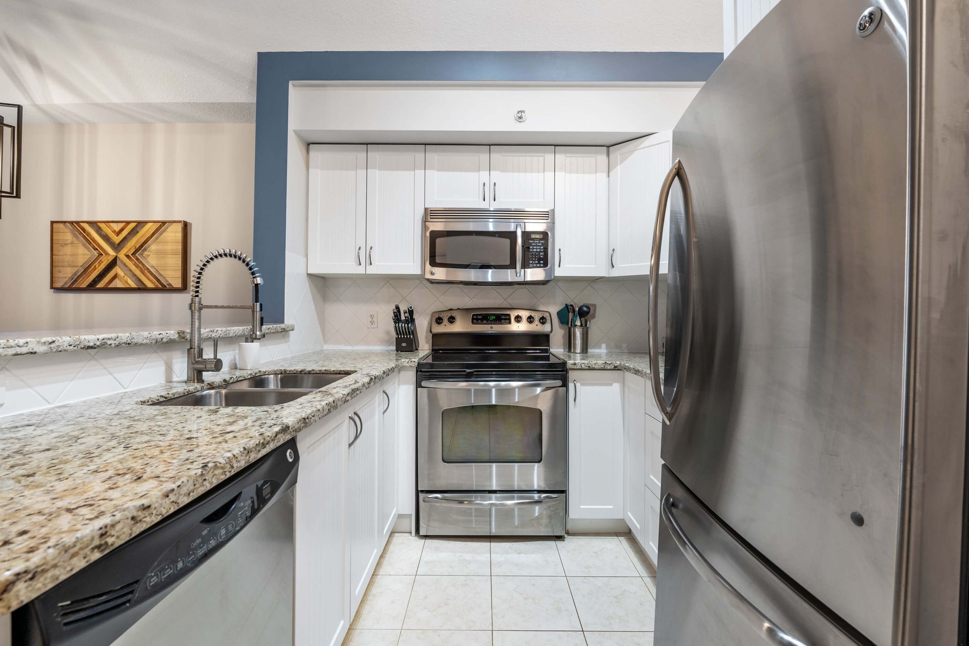 Full kitchen of high noon, a Lake Windermere Pointe BC Vacation Rental hosted by Aisling Baile Property Management.