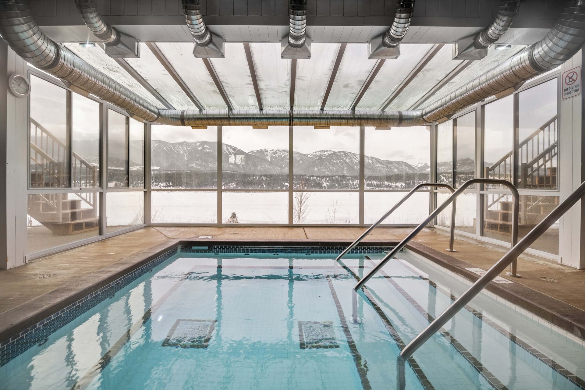 Akiskinook resort indoor pool and hot tub.
