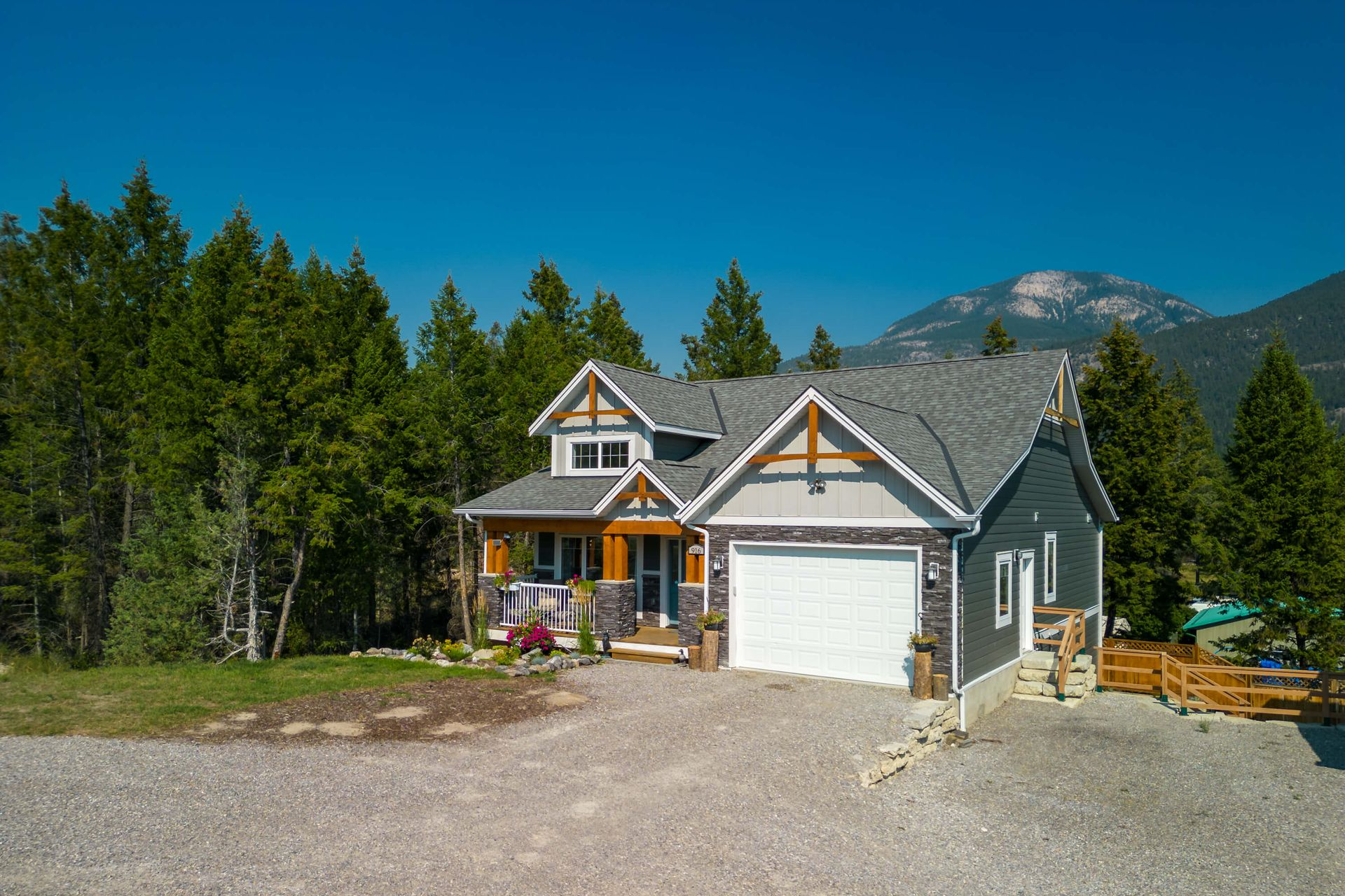 Four Seasons Chateau, a vacation rental in Invermere, BC