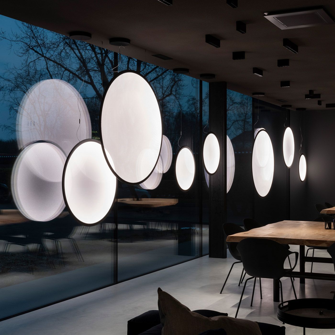 Una habitación con muchas luces colgando del techo.