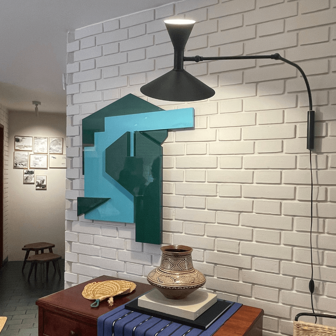 Una habitación con una pared de ladrillos y una lámpara en la pared.
