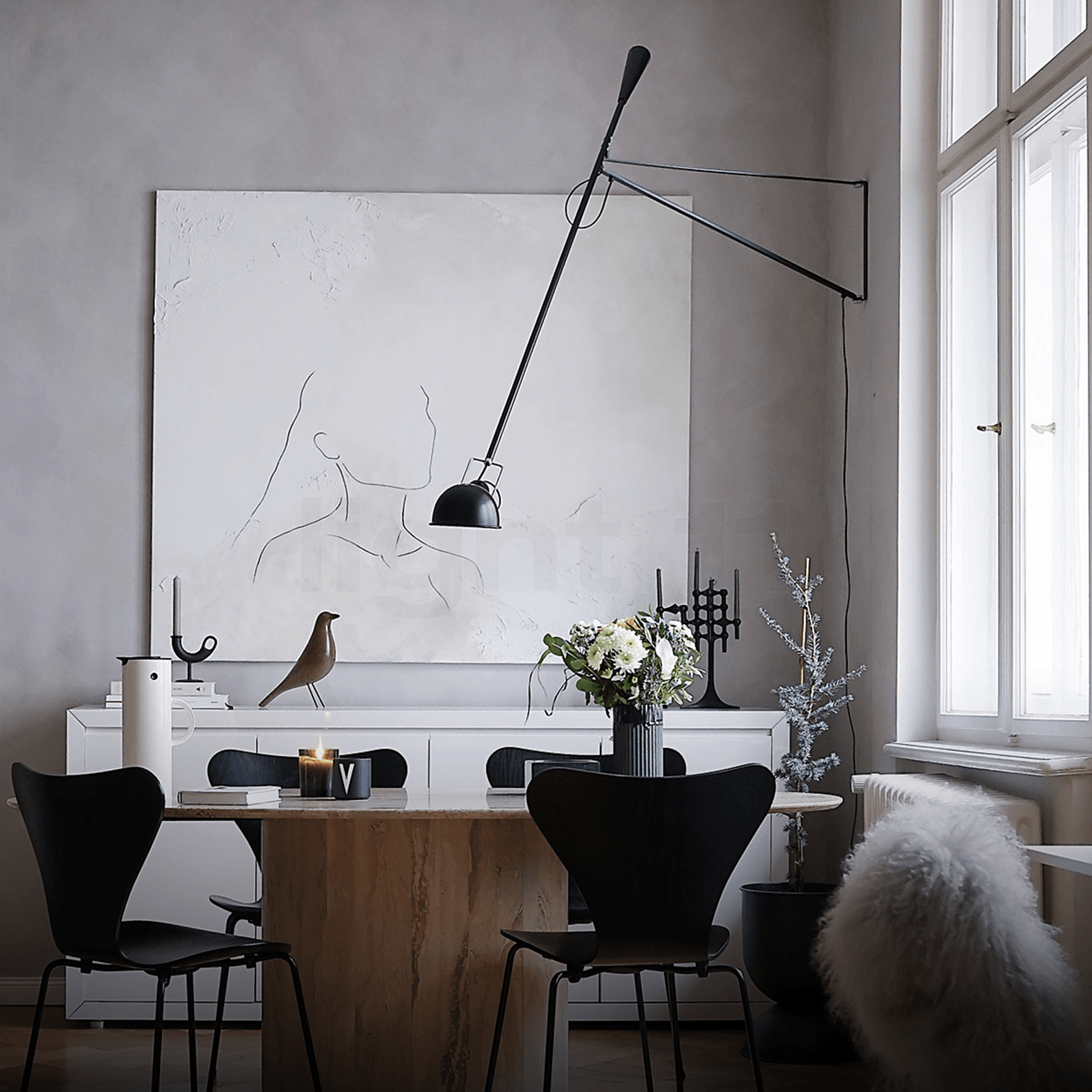 Un comedor con mesa y sillas y un gran cuadro en la pared.
