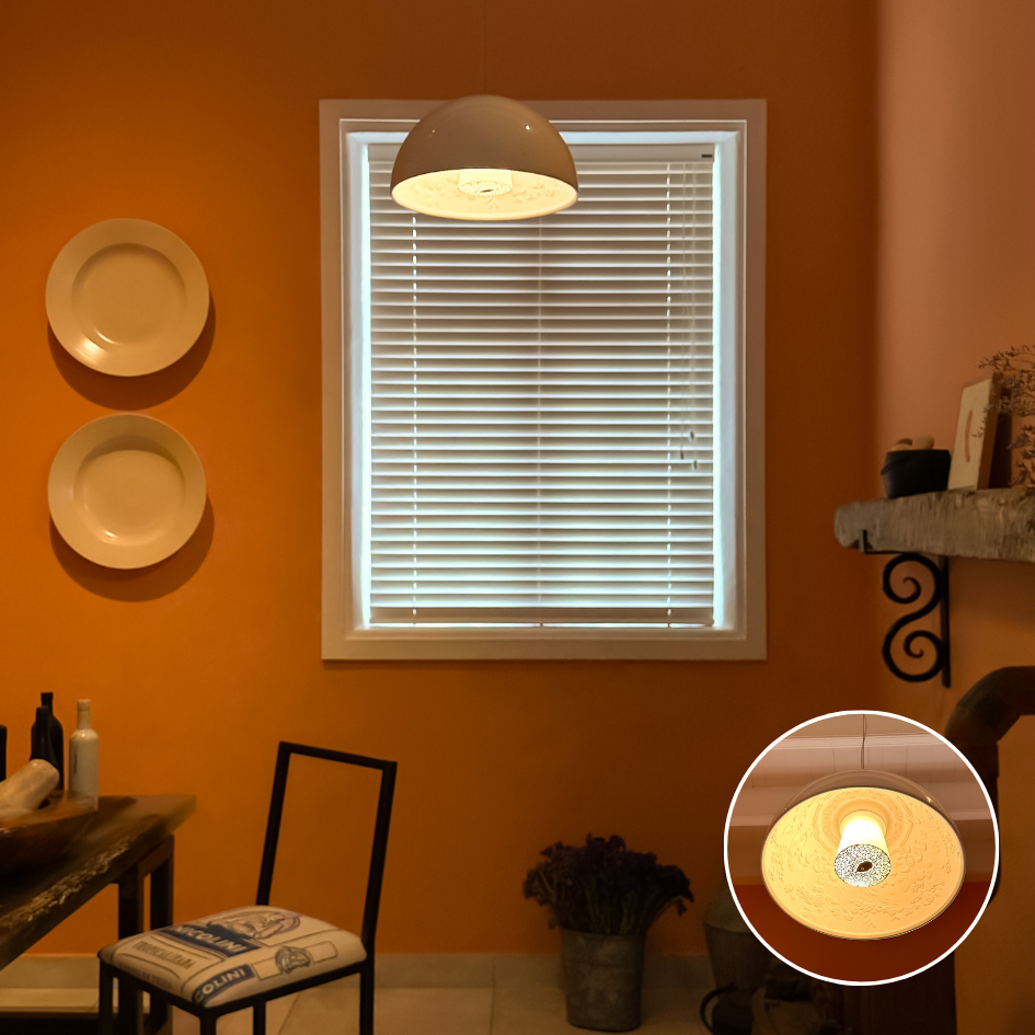 Una habitación con paredes naranjas y persianas blancas.