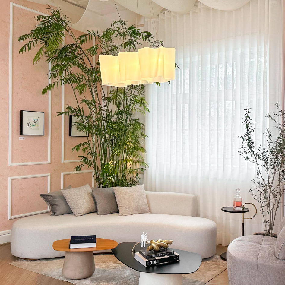 Una sala de estar con un sofá curvo y una mesa.