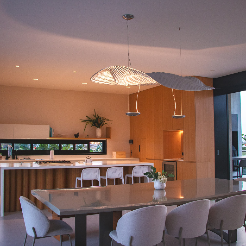 Una cocina con una mesa y sillas.