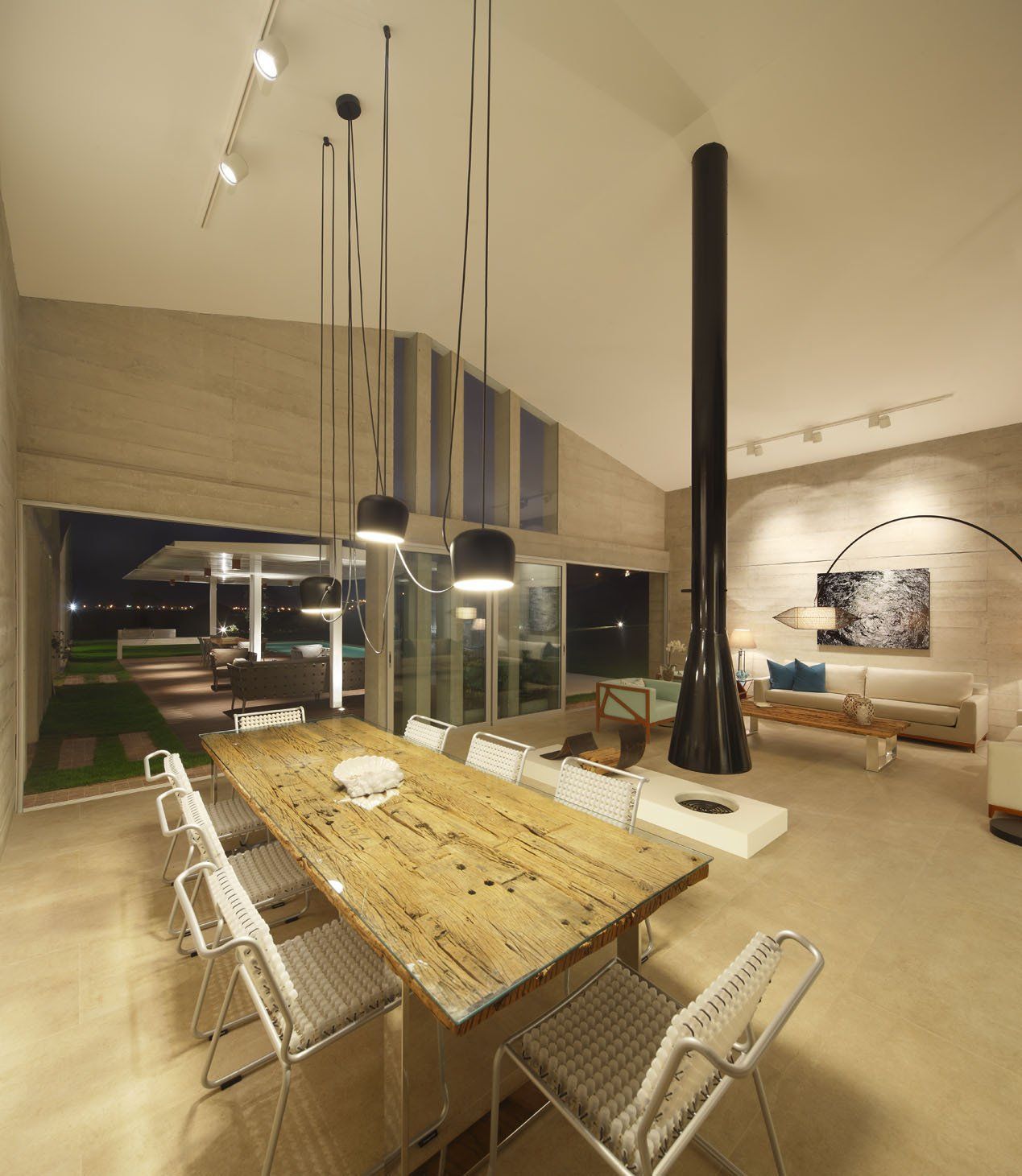 Una sala de estar con una mesa y sillas de madera.