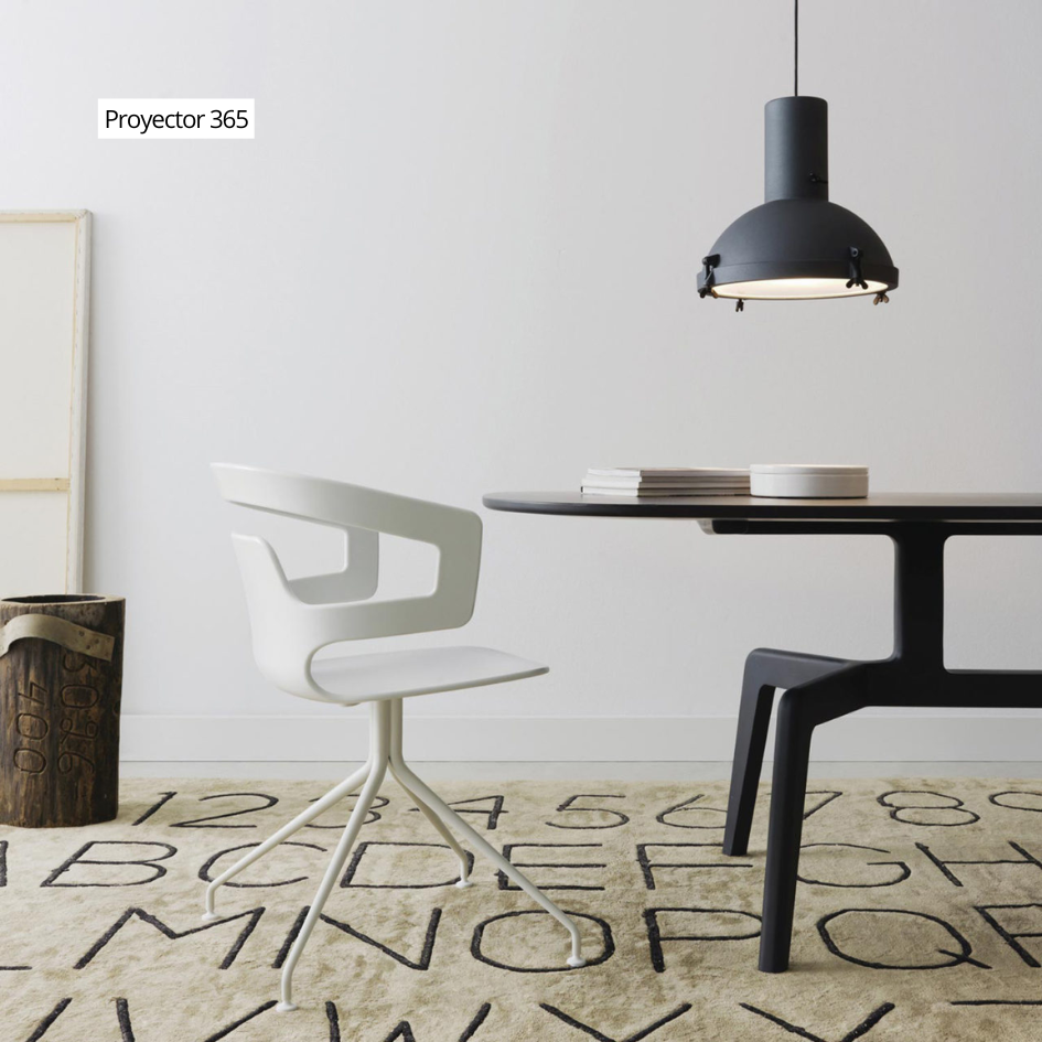 Una silla blanca se encuentra al lado de una mesa con el logotipo de Projector 365 encima.