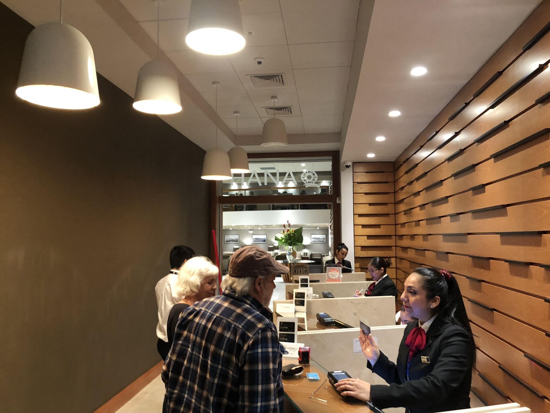 Un grupo de personas están de pie en un mostrador en un restaurante.