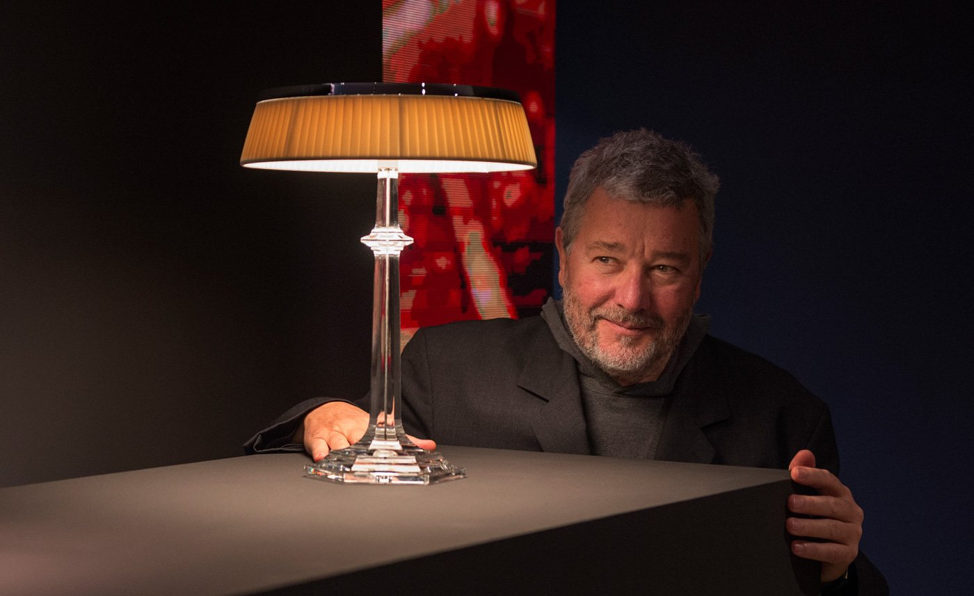 El diseñador Philippe Starck con la lámpara Bon Jour, una de sus creaciones más exitosas