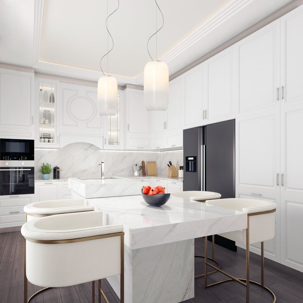 Una cocina con gabinetes blancos y un refrigerador negro.