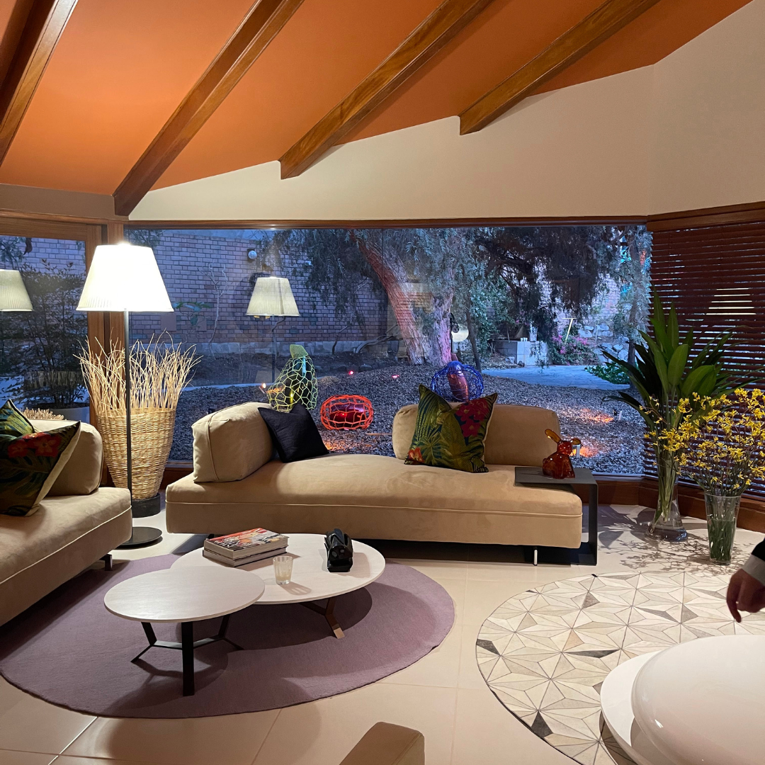 Una sala de estar llena de muebles y una gran ventana.