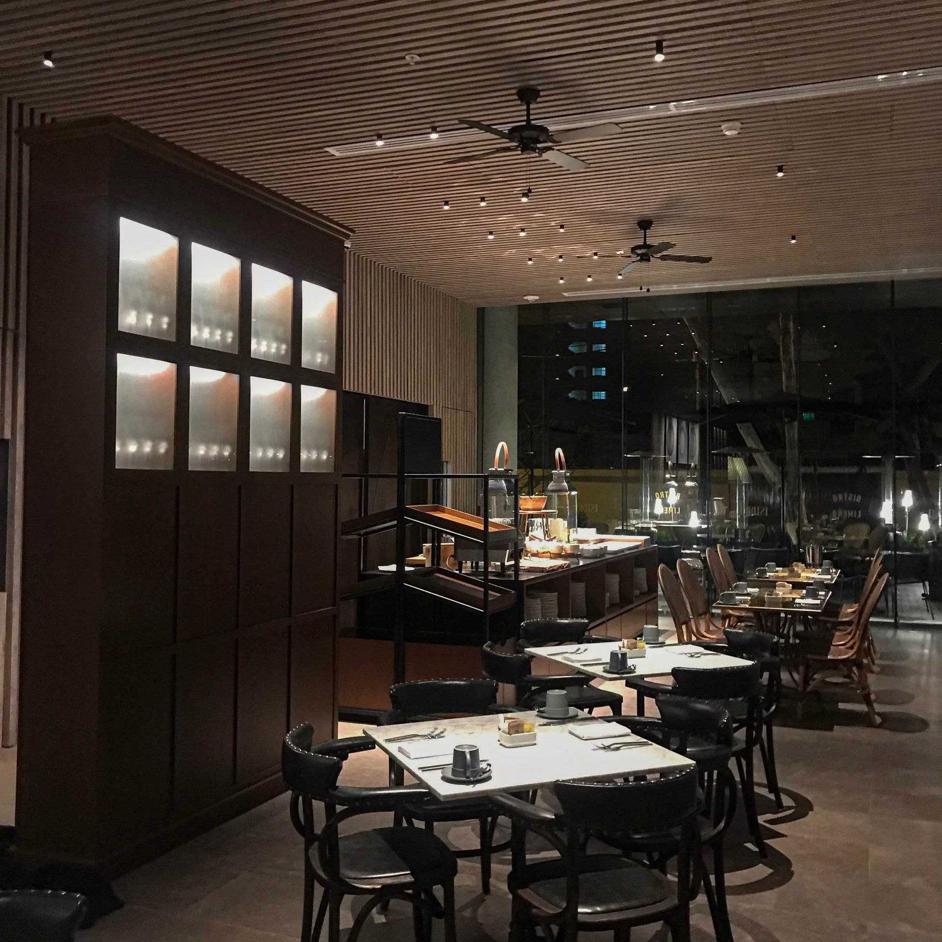 Un restaurante con mesas y sillas y un ventilador de techo.