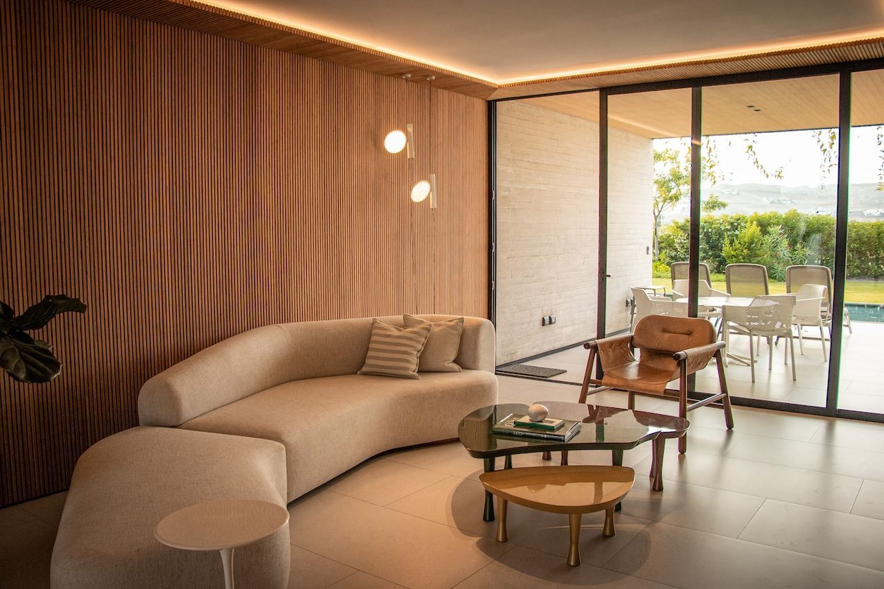 Una sala de estar con un sofá, sillas y una mesa.