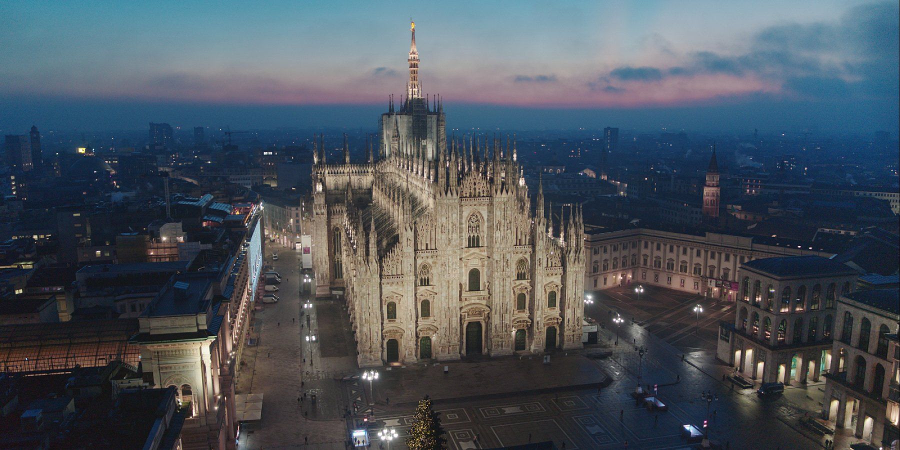 Una vista aérea de una gran catedral en una ciudad por la noche.