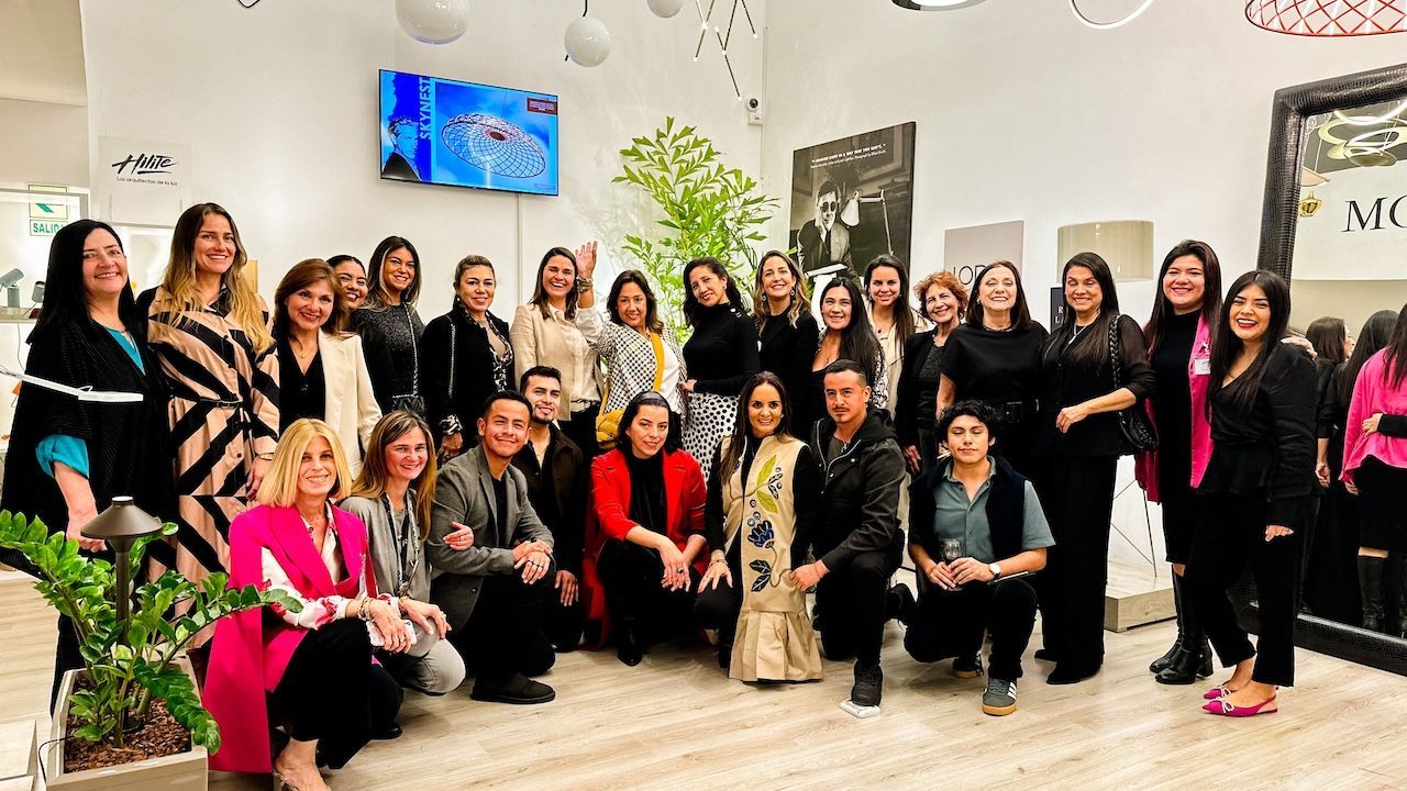 Un grupo grande de personas posa para una fotografía en una habitación.