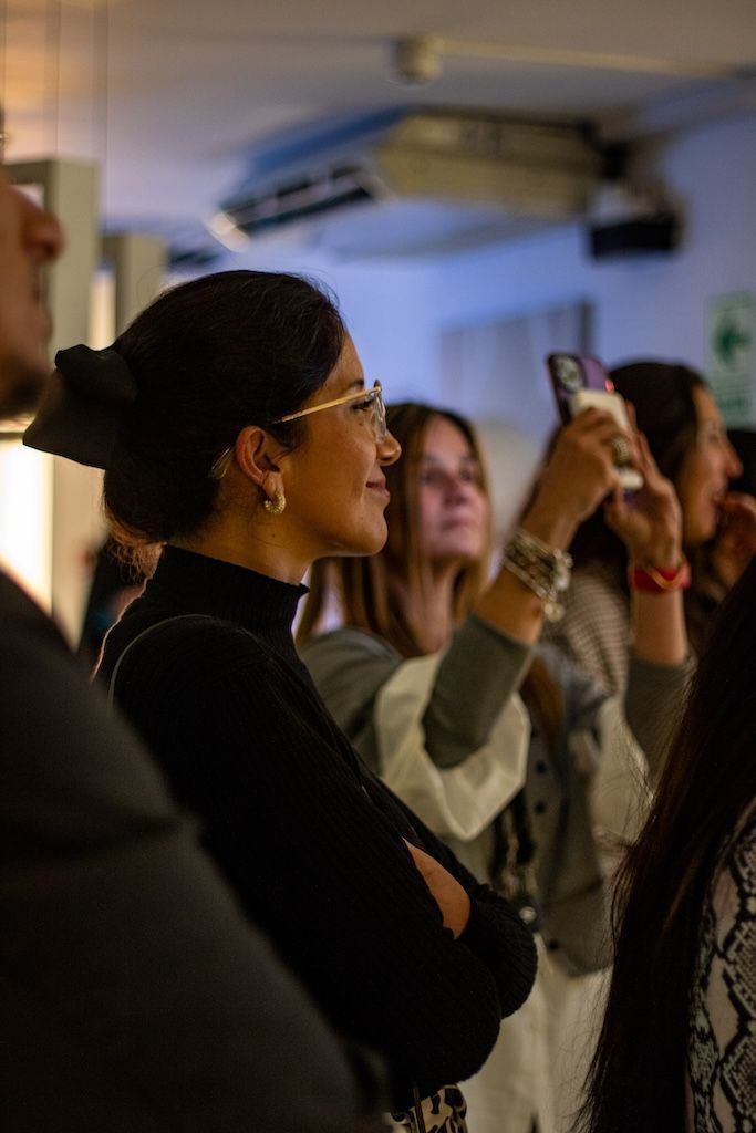 Una mujer está tomando una fotografía de otra mujer con su teléfono celular.