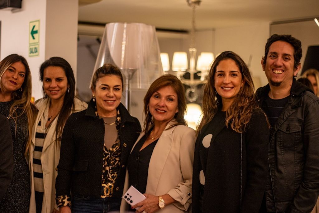 Un grupo de personas posan para una fotografía en una habitación.