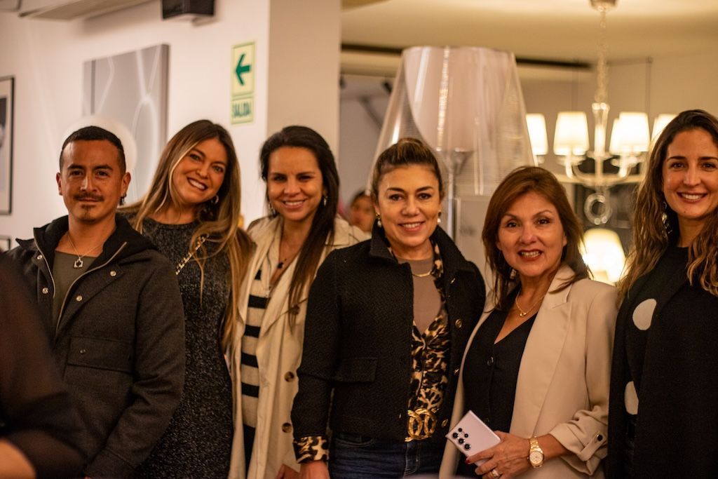 Un grupo de personas posan para una fotografía en una habitación.