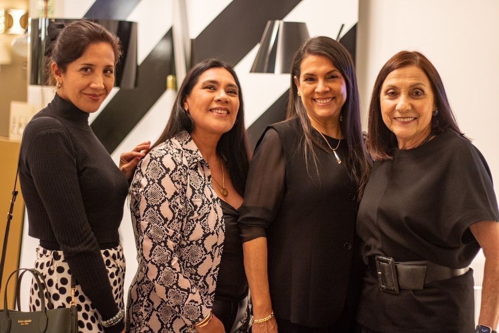 Un grupo de mujeres posan juntas para una fotografía.