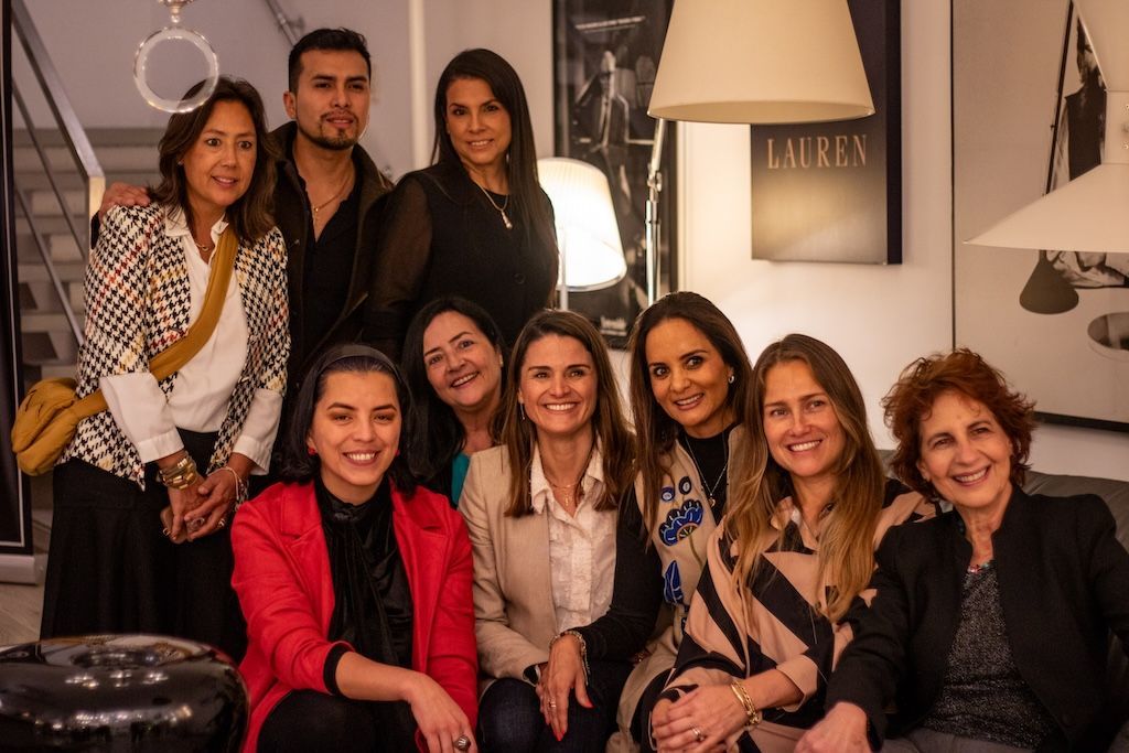 Un grupo de mujeres posan juntas para una fotografía en una sala de estar.