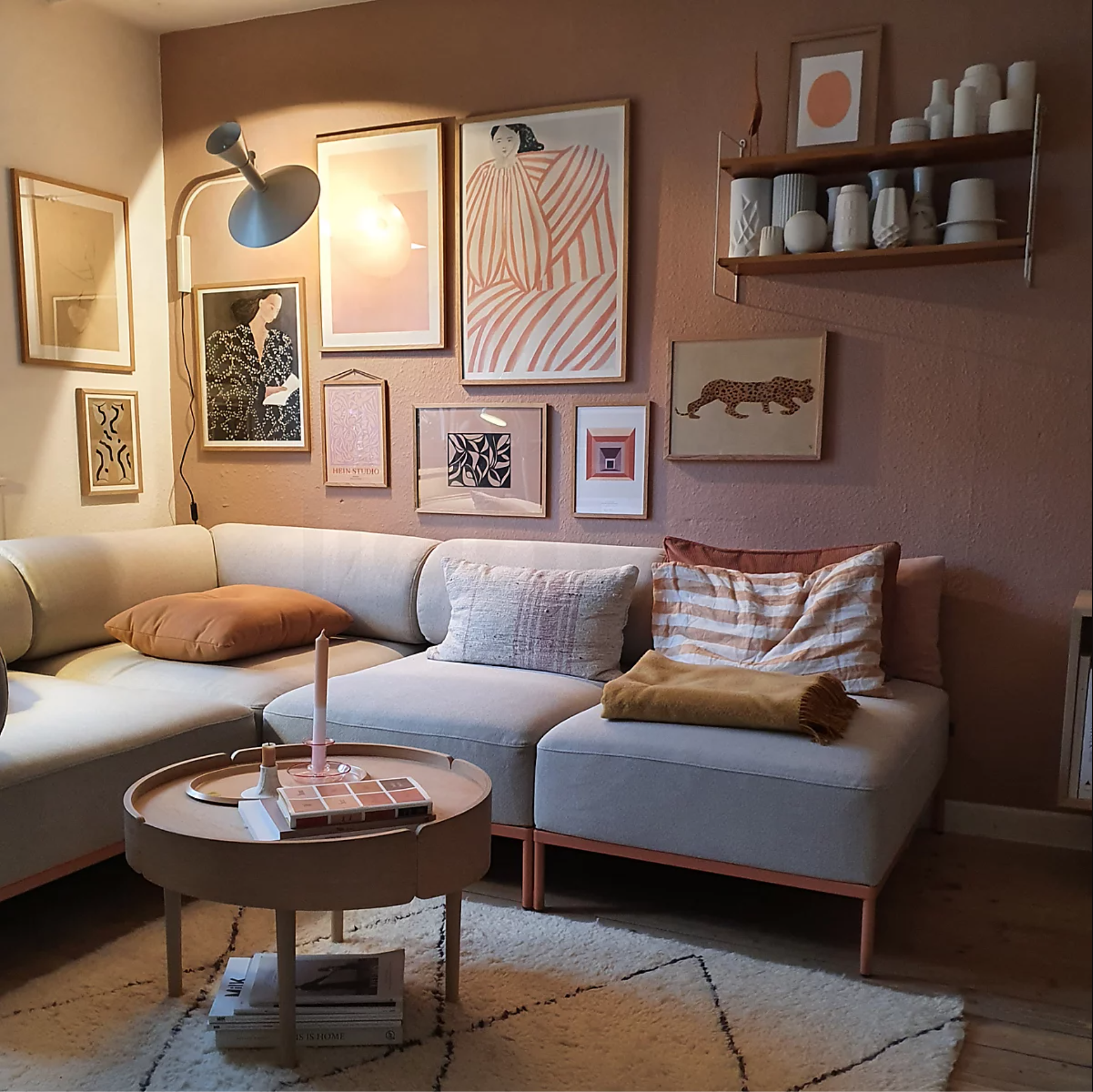 Una sala de estar con un sofá, una silla y una mesa.