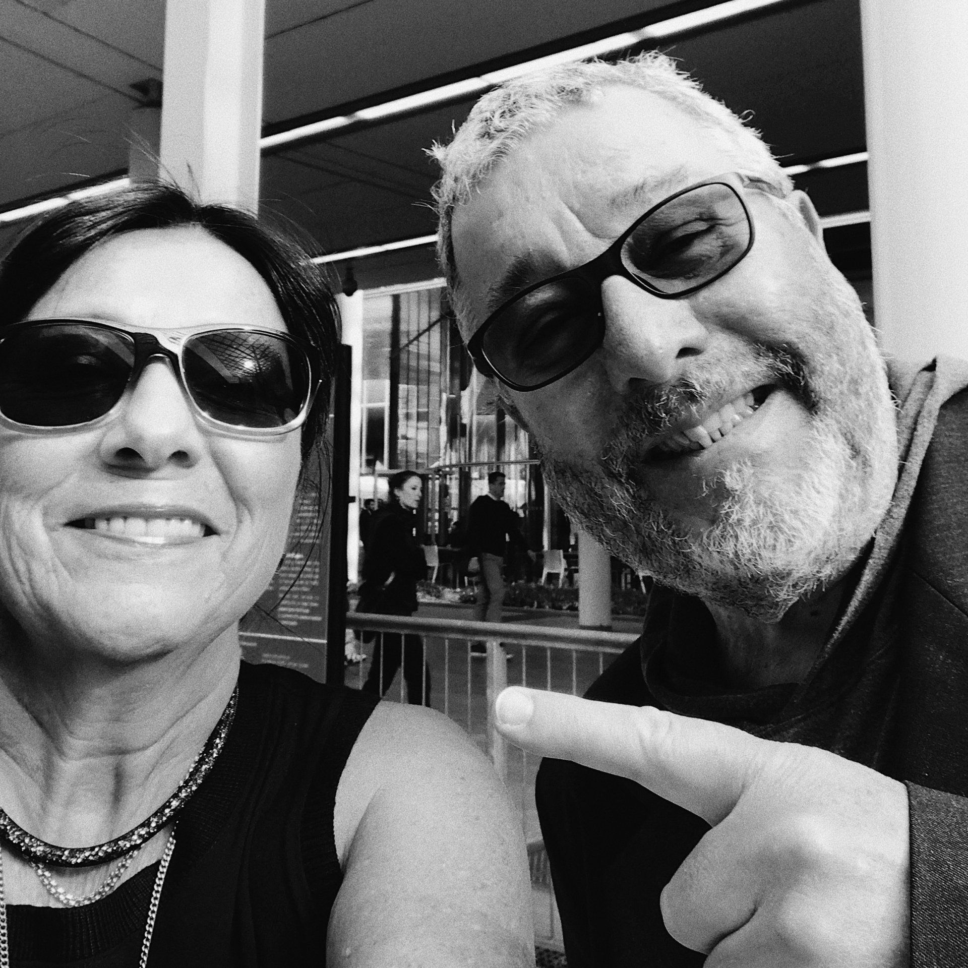 Una fotografía en blanco y negro de un hombre y una mujer con gafas de sol.