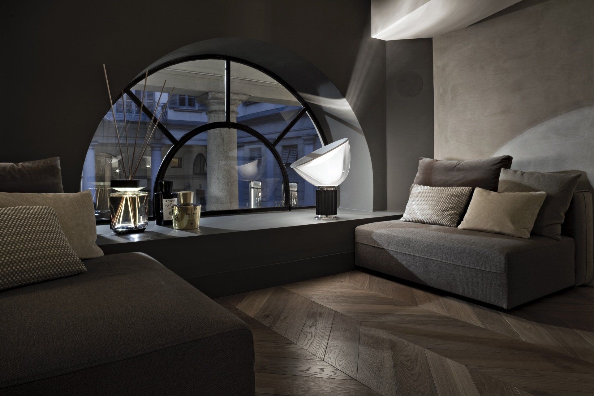 Una sala de estar con un sofá y una ventana grande.