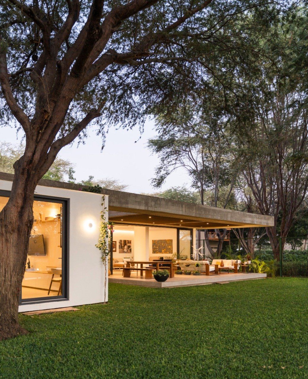 Una casa con un gran jardín delante de ella.