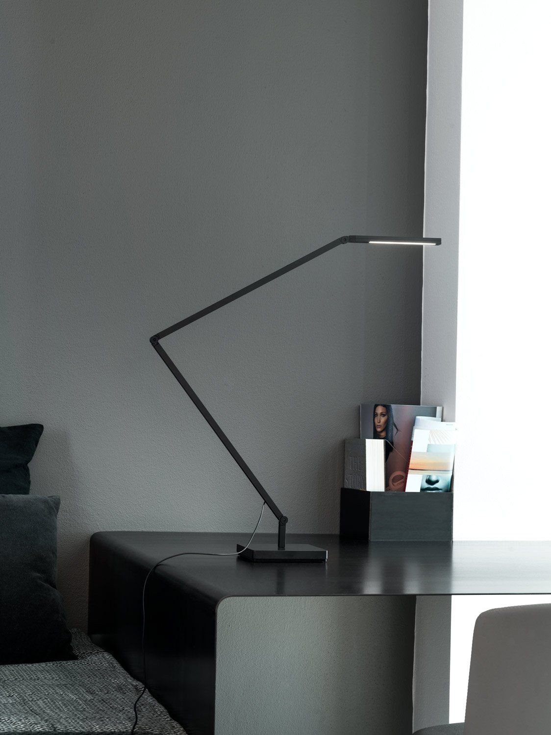 Una lámpara está sobre una mesa en una sala de estar.