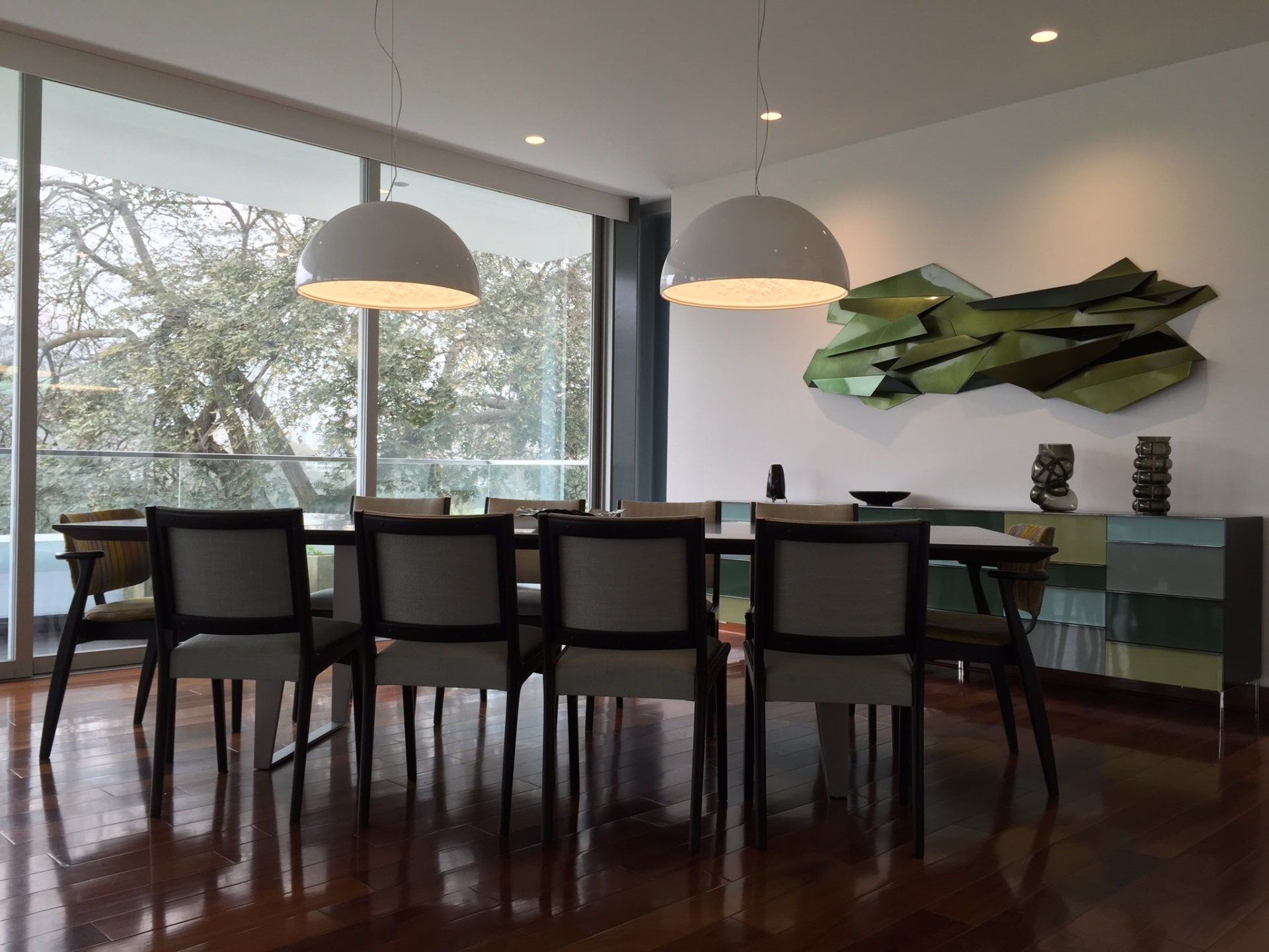 Un comedor con una mesa larga y sillas