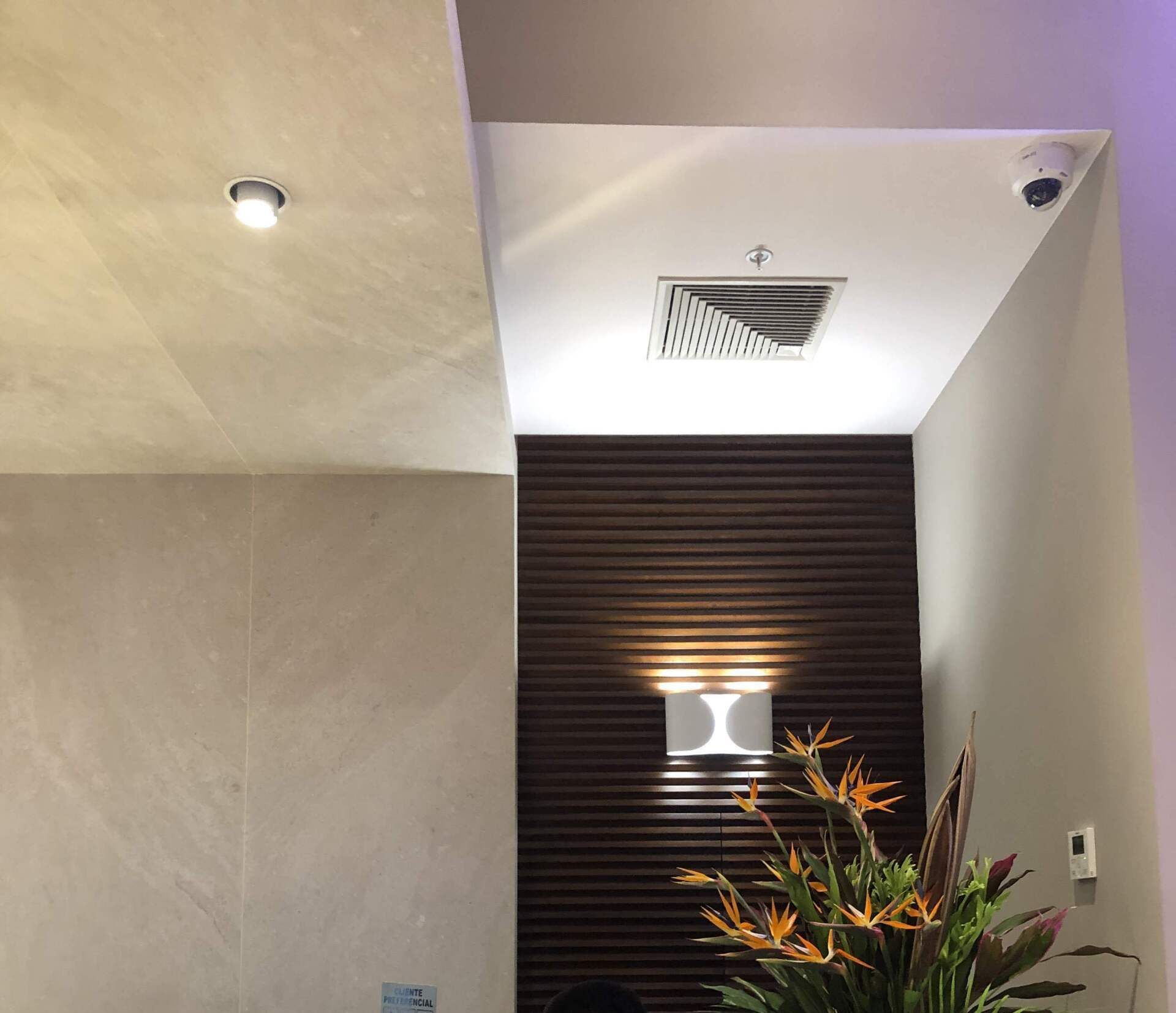 Una habitación con un ventilador de techo y flores.