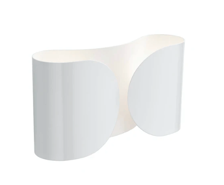 Un aplique blanco con dos círculos sobre un fondo blanco.