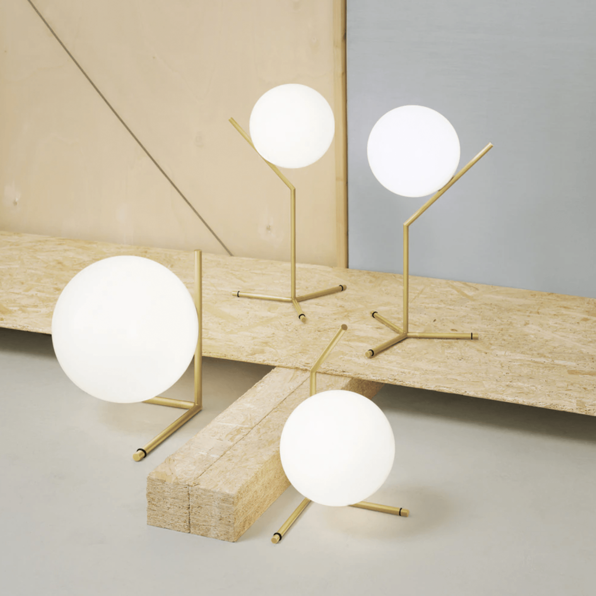 Tres lámparas están colocadas encima de una mesa de madera.
