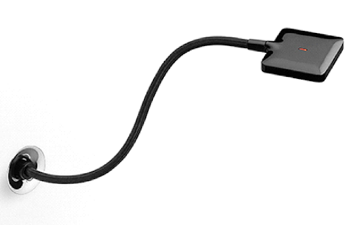 Una lámpara negra con una manguera flexible unida a una pared.
