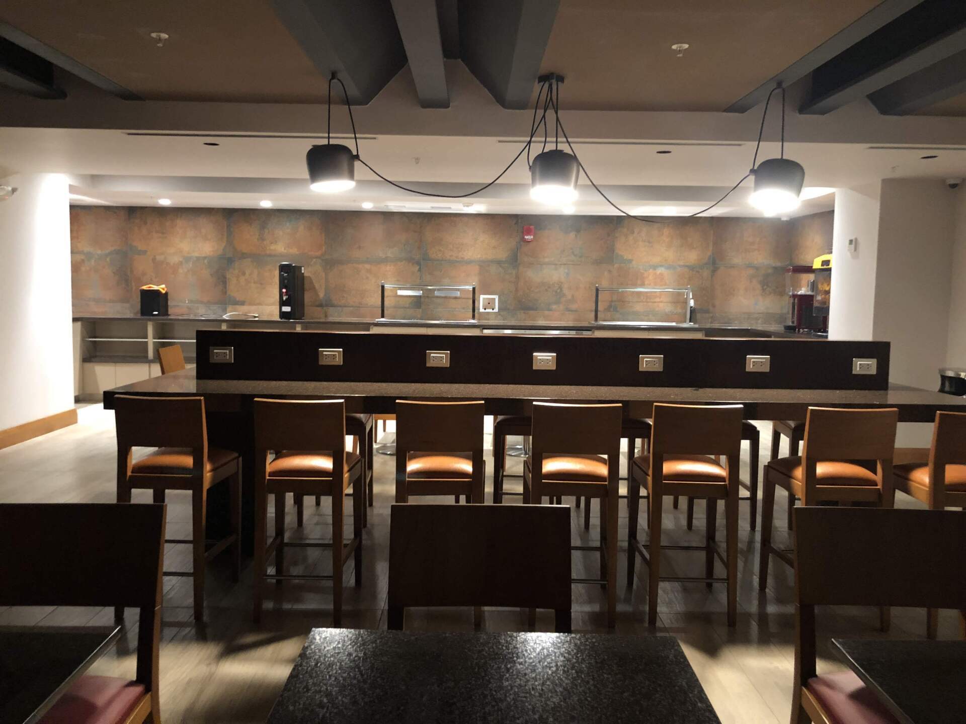 Un restaurante con mesas y sillas y un mostrador.