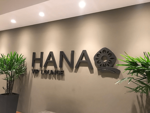 Un cartel en una pared que dice salón vip hana