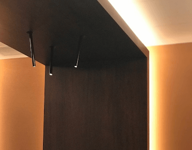 Una habitación oscura con algunas luces colgando del techo.