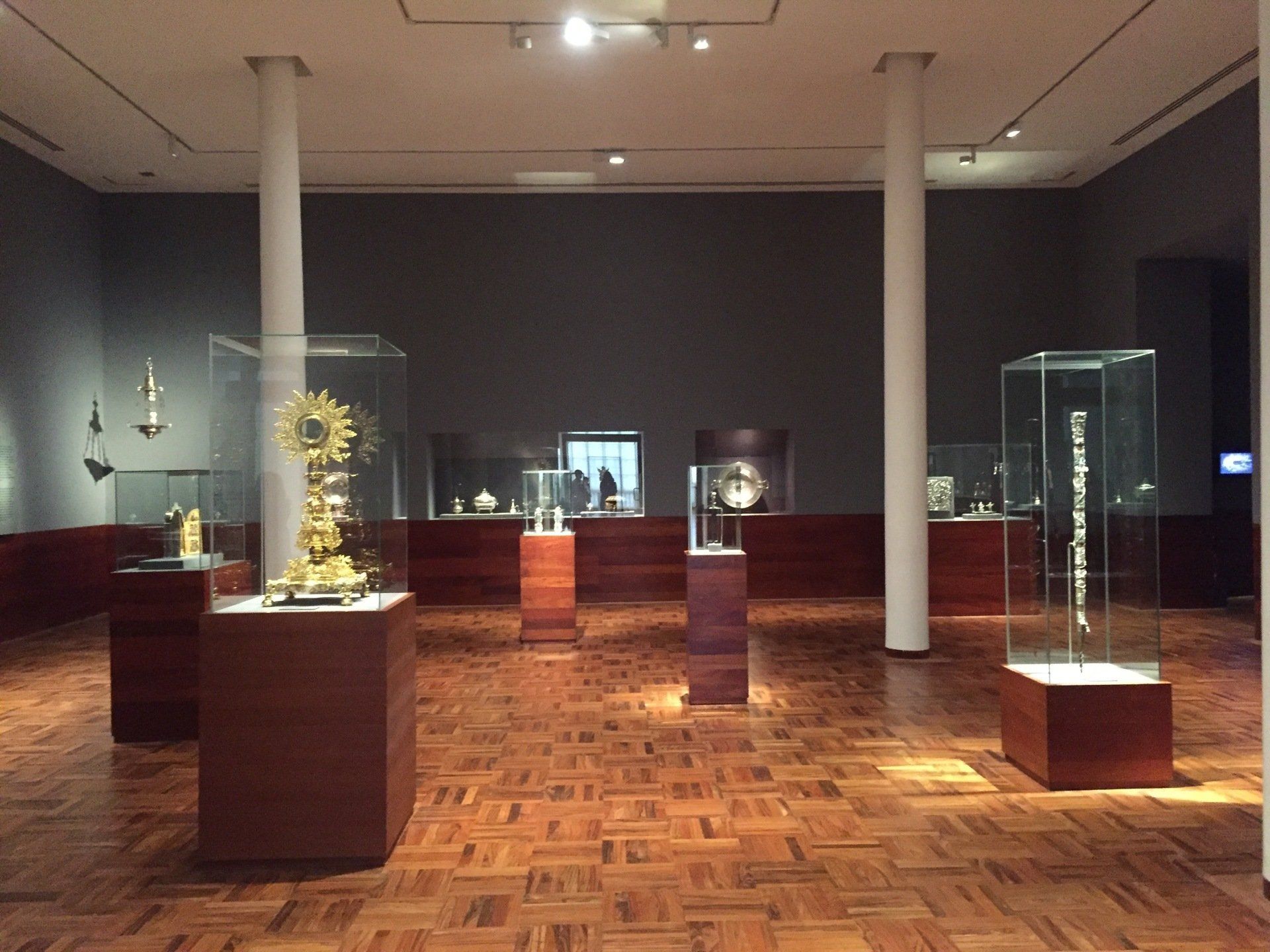Un museo lleno de muchas vitrinas de cristal.