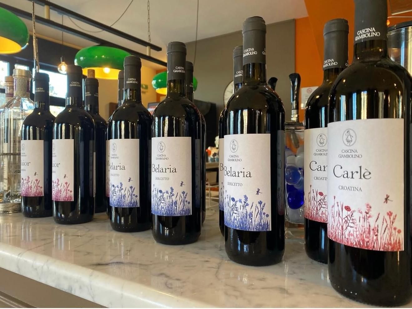 Diverse bottiglie di vino carle sono allineate su un bancone
