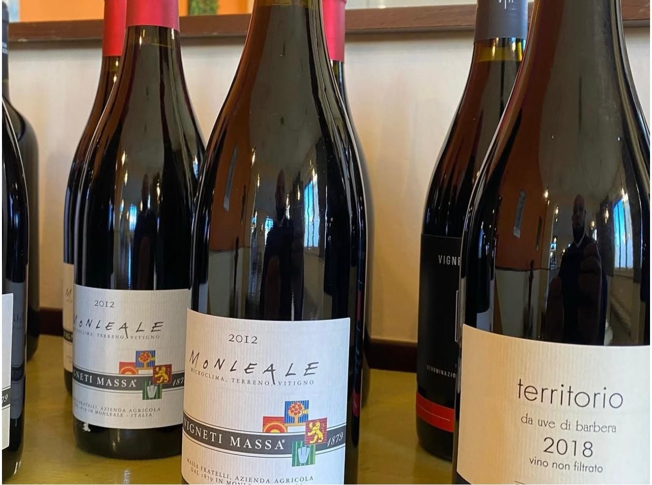 Diverse bottiglie di vino sono allineate su un tavolo.
